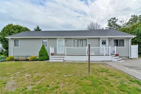 237 Kaufman Rd, Somerset, MA 02726