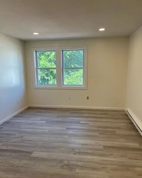 21 E Bartlett St, Westfield, MA 01085 photo 12