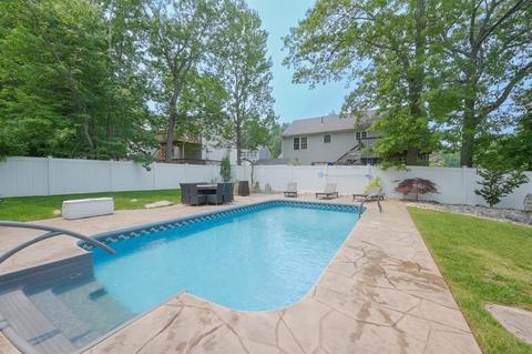 408 Sunderland Rd, Worcester, MA 01604
