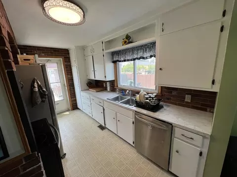 75 Roy St, Chicopee, MA 01013 photo 5