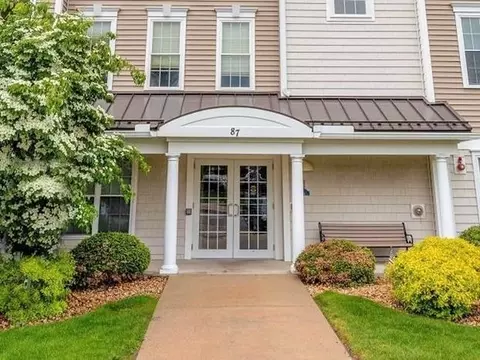 87 Clocktower Dr #302, Waltham, MA 02452