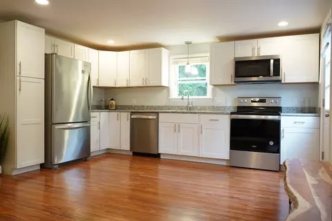 65 Wenham St, Danvers, MA 01923 photo 4