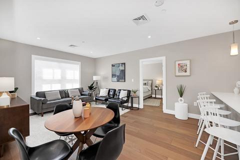 425 Lagrange St #201, Boston, MA 02132