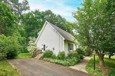 23 Fairlawn St, South Hadley, MA 01075