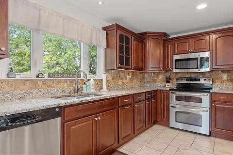 9 Primrose St, Worcester, MA 01604 photo 6