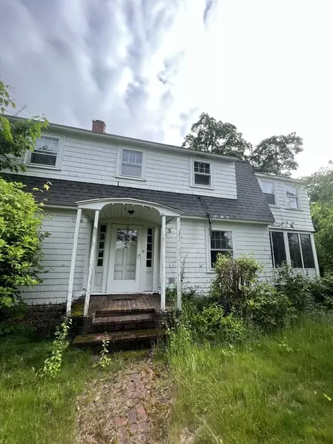 21 Coolidge Rd, Ayer, MA 01432