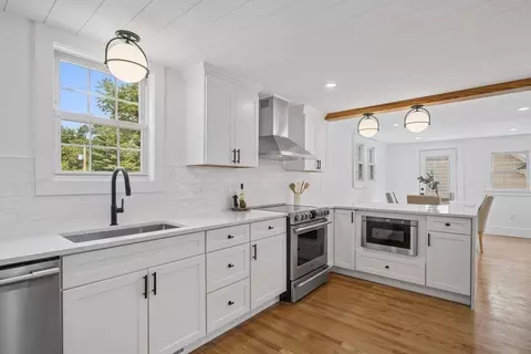 125 Village St, Marblehead, MA 01945