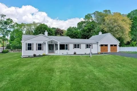 2 Briarcliff Rd, Hopedale, MA 01747