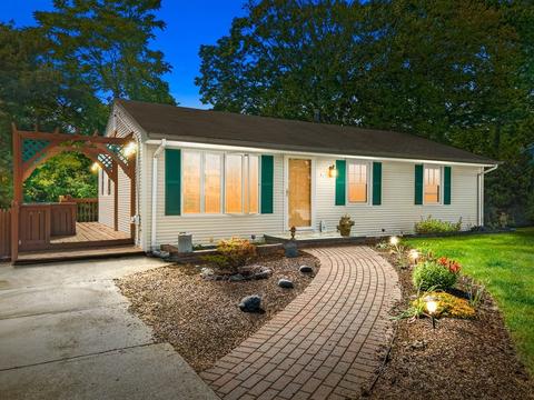 37 Romoli Ave, Attleboro, MA 02703