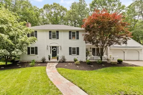 31 Apple Hill Ln, Lynnfield, MA 01940