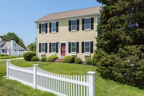 84 Bank St, Harwich, MA 02646