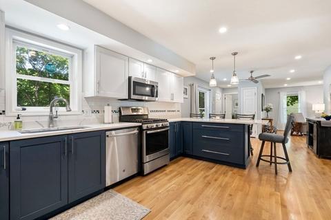 8 Scotland St, Hingham, MA 02043 photo 2