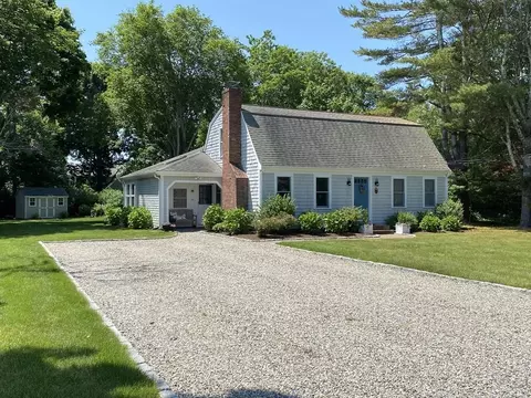11 Captain Davis Ln, Falmouth, MA 02536