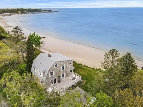 111 Manomet Ave, Plymouth, MA 02360