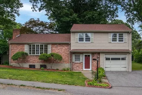 125 Scott Cir, Dedham, MA 02026 photo 2
