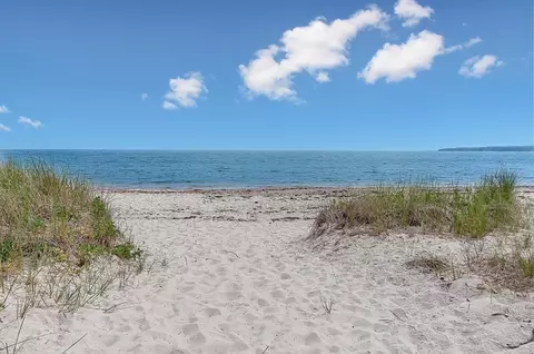 16 Winnatuxett Beach Rd, Mattapoisett, MA 02739