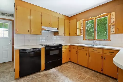 17 Peter St, Chicopee, MA 01020 photo 9