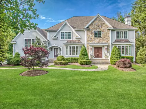 32 Bancroft Rd, Andover, MA 01810