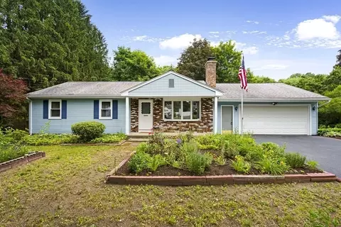 27 Greenacre Ln, Agawam, MA 01001