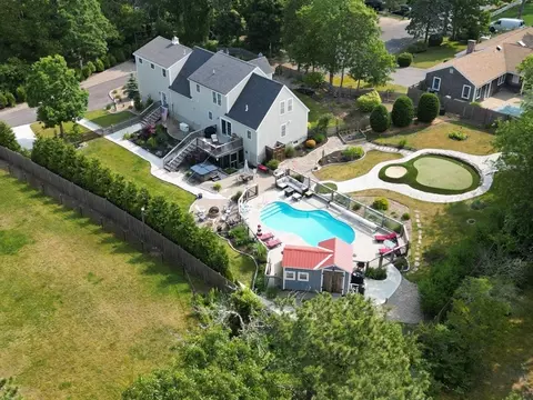 526 W Yarmouth Rd, Yarmouth, MA 02673