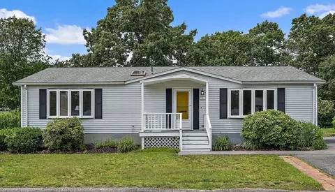 60 Leisurewoods Dr, Rockland, MA 02370