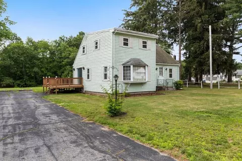 86 Union St, Whitinsville, MA 01588