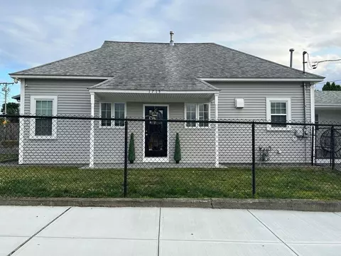 1715 Stafford Rd, Fall River, MA 02721 photo 2