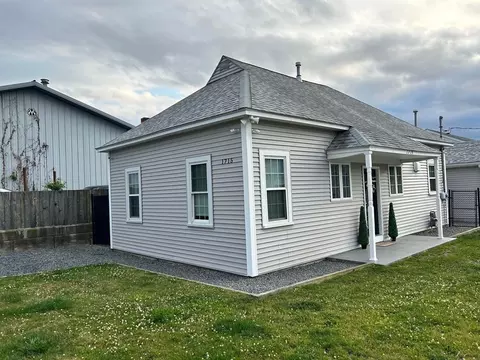 1715 Stafford Rd, Fall River, MA 02721 photo 4