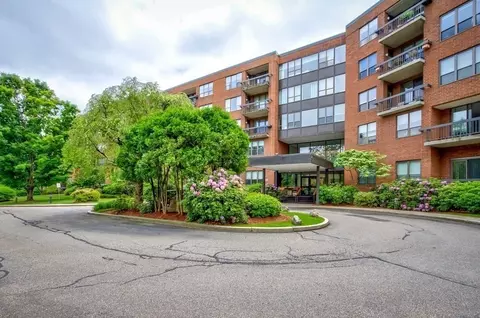 210 Nahanton St #110, Newton, MA 02459