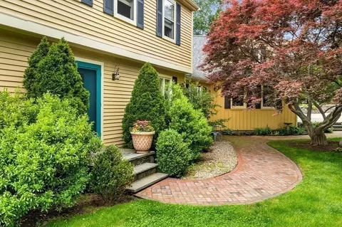 33 Pinecliff Dr, Marblehead, MA 01945 photo 4