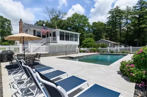 135 Crow Ln, Newburyport, MA 01950