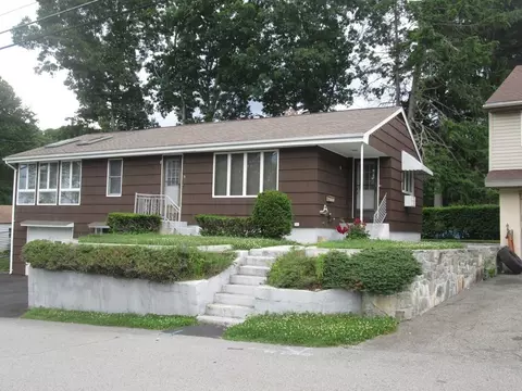 8 Westwood Rd, Webster, MA 01570