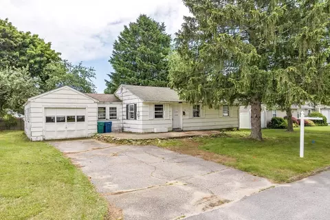 16 Holly Ln, Hampton, NH 03842