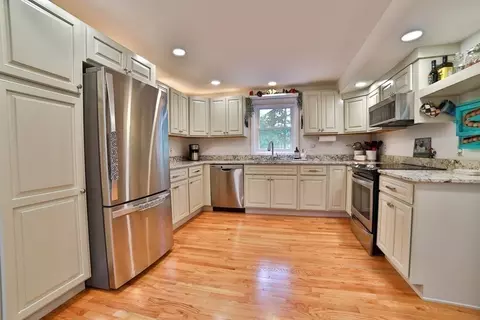 35 Phelps St, Easthampton, MA 01027 photo 5