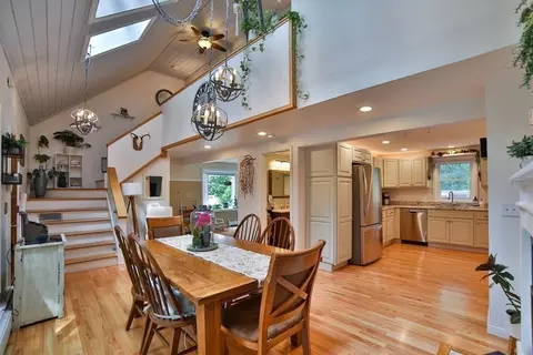 35 Phelps St, Easthampton, MA 01027 photo 6