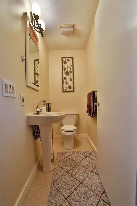 35 Phelps St, Easthampton, MA 01027 photo 15