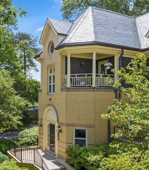 91 Glen Rd #1, Brookline, MA 02445