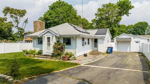 14 Ocean Ave, Fairhaven, MA 02719