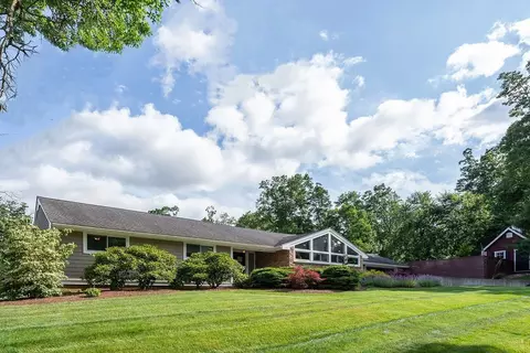 10 Sunset Dr, Seekonk, MA 02771