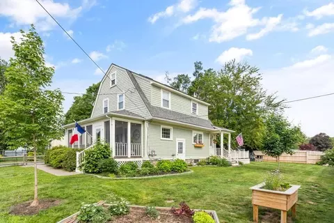 7 Charles St, Maynard, MA 01754 photo 2