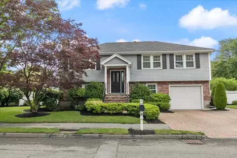 5 Sparhawk Cir, Stoneham, MA 02180