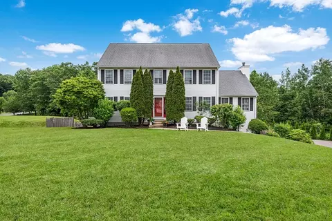 10 Oak Ridge Dr, Wrentham, MA 02093