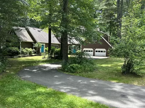 8 Foxglove Ln, Amherst, MA 01002
