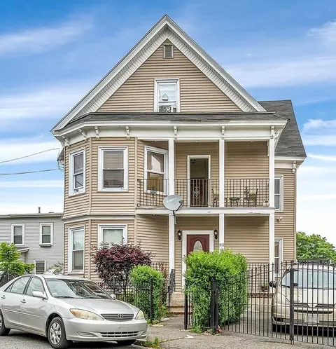 82 Grand St, Lowell, MA 01851