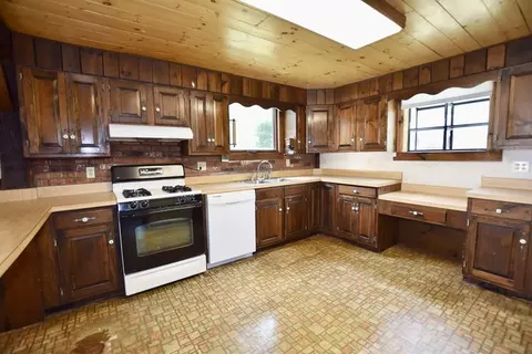 579 S St E, Raynham, MA 02767 photo 6