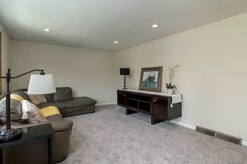 73 Sawmill Rd, Springfield, MA 01118 photo 2