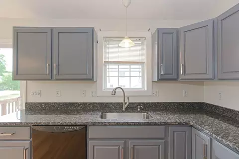 28 Aroostook St, Worcester, MA 01606 photo 4