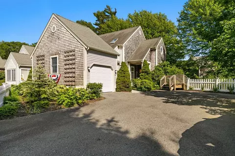 11 Gold Leaf Ln #11, Mashpee, MA 02649