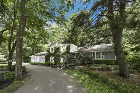 16 Wildewood Dr, Lynnfield, MA 01940
