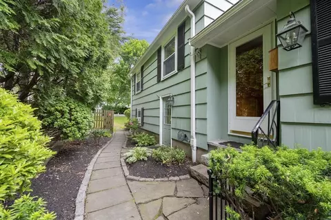 6 Treat Rd, Marblehead, MA 01945